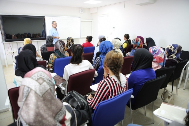 Haliliye’de Gençler Sınava Hazırlık Kurslarında Çalışıyor