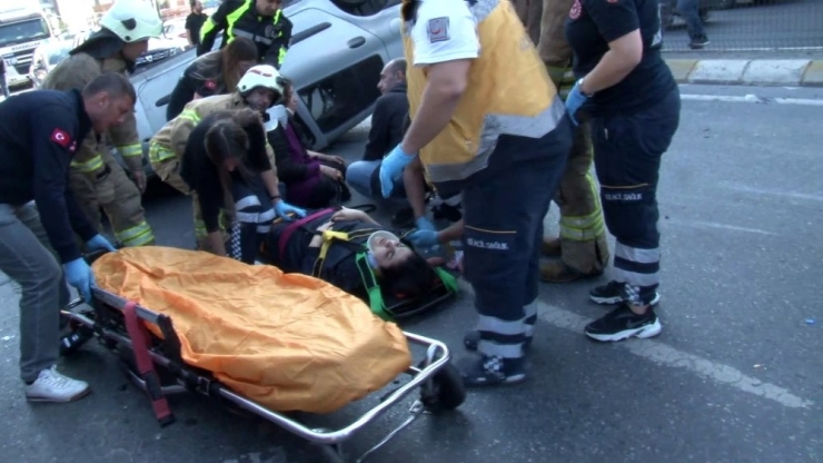 Halkalı’da 3 Aracın Karıştığı Kazada 6 Kişi Yaralandı. Yaralılar Sağlık Ekipleri Tarafından Hastaneye Kaldırılırken, Polis Olayla İlgili Çalışma Başlattı.