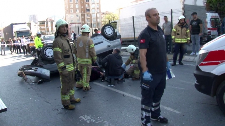 Halkalı’da 3 Aracın Karıştığı Kazada 6 Kişi Yaralandı. Yaralılar Sağlık Ekipleri Tarafından Hastaneye Kaldırılırken, Polis Olayla İlgili Çalışma Başlattı.