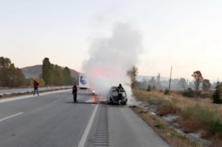 Alev Alan Otomobil Kül Oldu