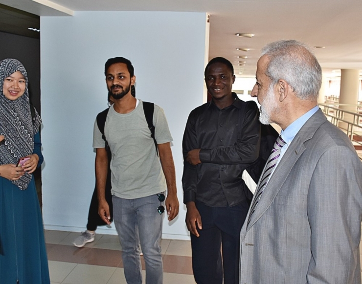 Hrü Rektörü Çelik, Yabancı Öğrencilerle Buluştu