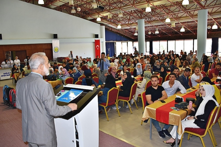 Hrü Rektörü Çelik, Yabancı Öğrencilerle Buluştu