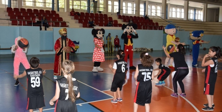 Minik Basketbolcular, Çizgi Film Karakterleri İle Maç Yaptı