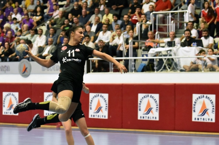 Kadın Hentbol Takımından Galibiyet