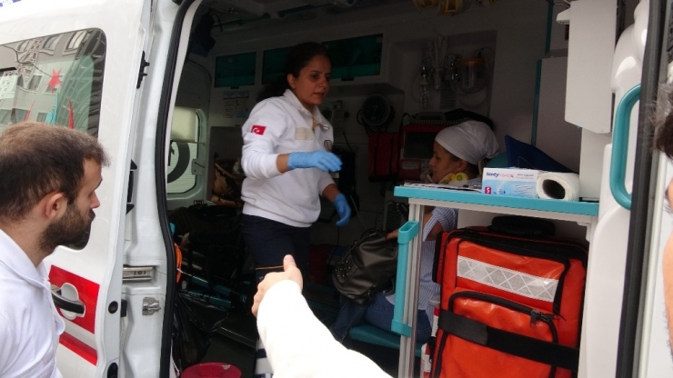 Yolcu Dolu Minibüs Önce Kamyonete Ardından Duvara Çaptı: 2 Yaralı