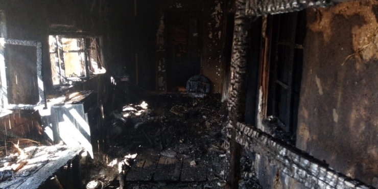 Şarja Takılan El Lambası Bir Evi Kül Etti