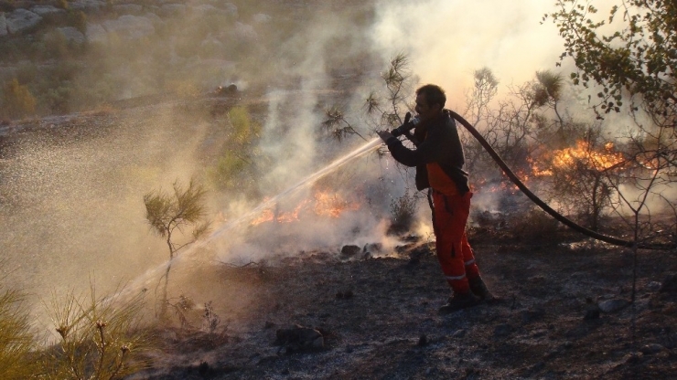 Silifke’de Otluk Alanda Çıkan Yangın Evleri Teğet Geçti