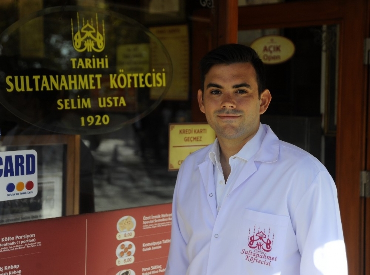 Sultanahmet Köftecisi’nin Başı Taklitleriyle Dertte