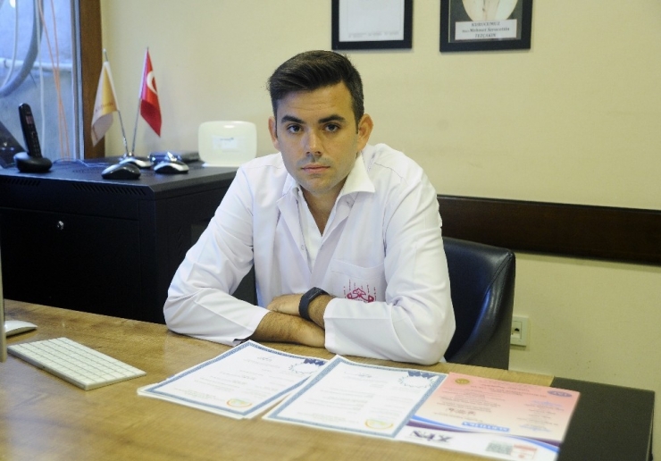 Sultanahmet Köftecisi’nin Başı Taklitleriyle Dertte