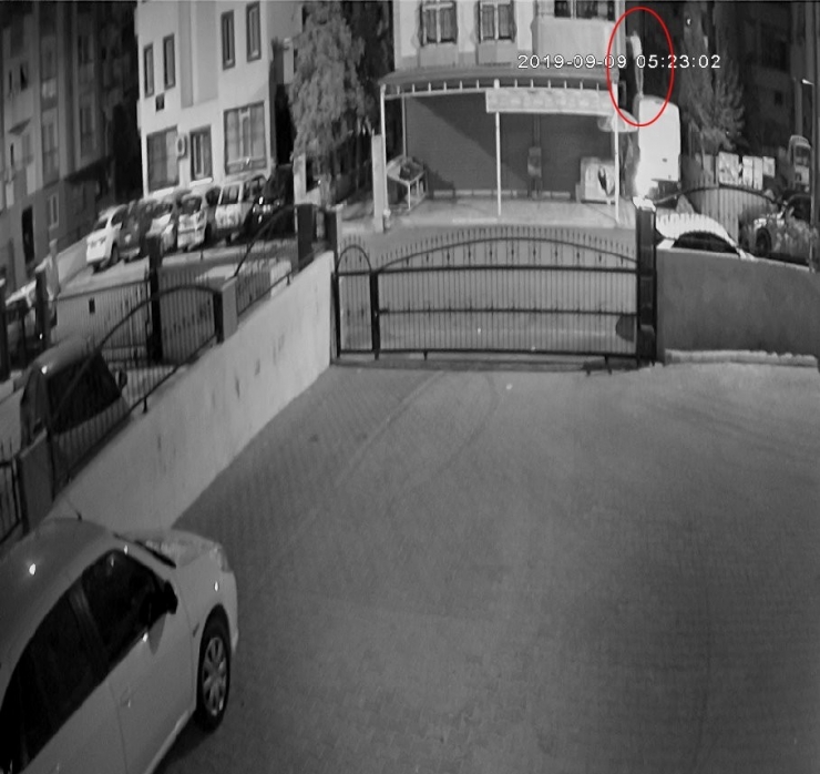 Tırmanarak 3 Evi Soydu