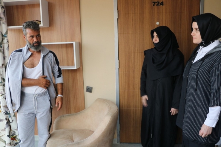 Ak Kadınlardan Yaralı Vatandaşlara Ziyaret