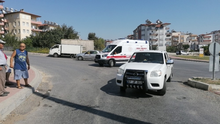 Antalya’da Motosiklet İle Kamyonet Çarpıştı: 2 Yaralı