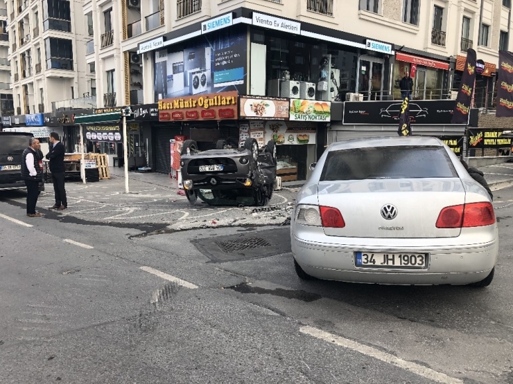 Beylikdüzü’nde İki Aracın Karıştığı Kaza Anı Kamerada