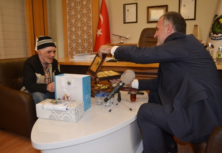 İnsanlık Dersi Veren Engelli Vatandaşı Makamında Ağırladı