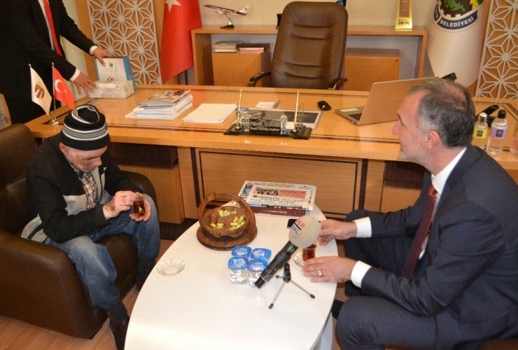 İnsanlık Dersi Veren Engelli Vatandaşı Makamında Ağırladı