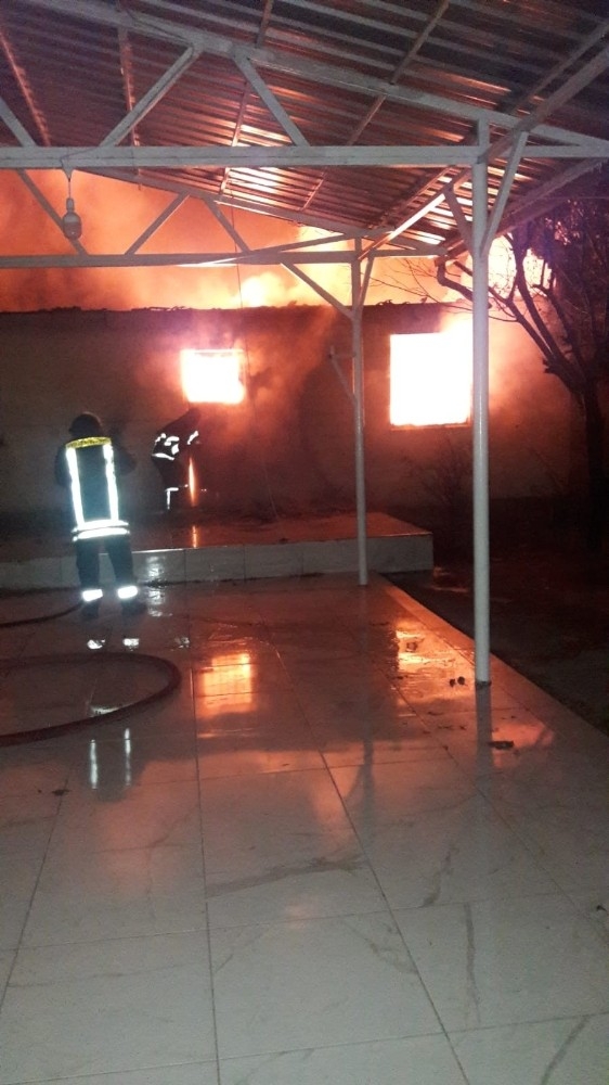 Çaydeğirmeni Beldesinde İş Yeri Kundaklandı