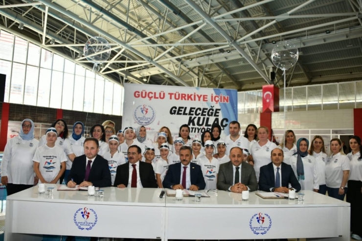 ’Geleceğe Kulaç Atıyoruz’ Projesi İle 5 Yılda 64 Bin Kişi Yüzme Öğrendi