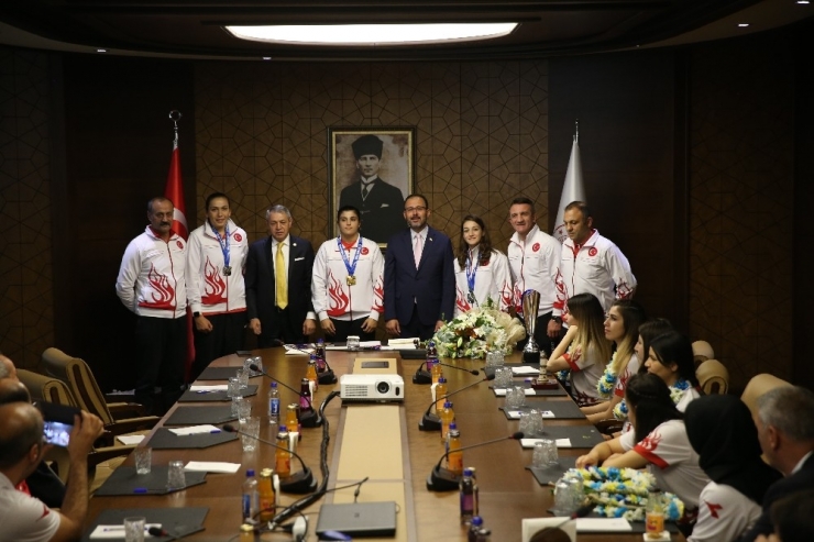 Bakan Kasapoğlu, Avrupa Şampiyonu Golbol Milli Takımını Ve Milli Boksörleri Ağırladı