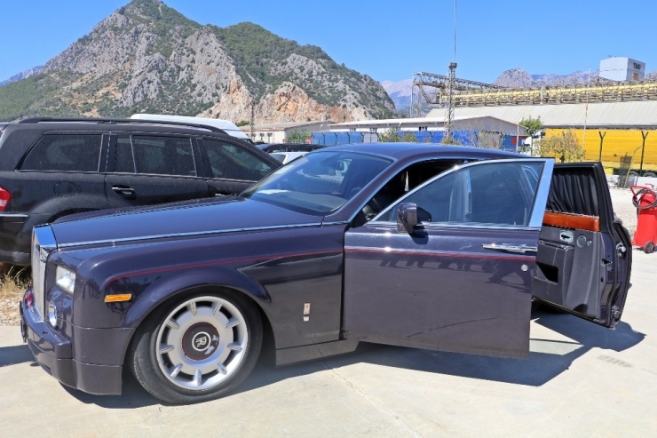 Gümrüğe Takılan 4 Milyonluk Lüks Araca 1.6 Milyon Tl’den De Alıcı Çıkmadı