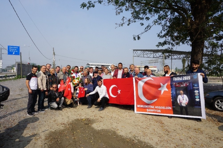 Dünya Şampiyonu’na Memleketinde Coşkulu Karşılama