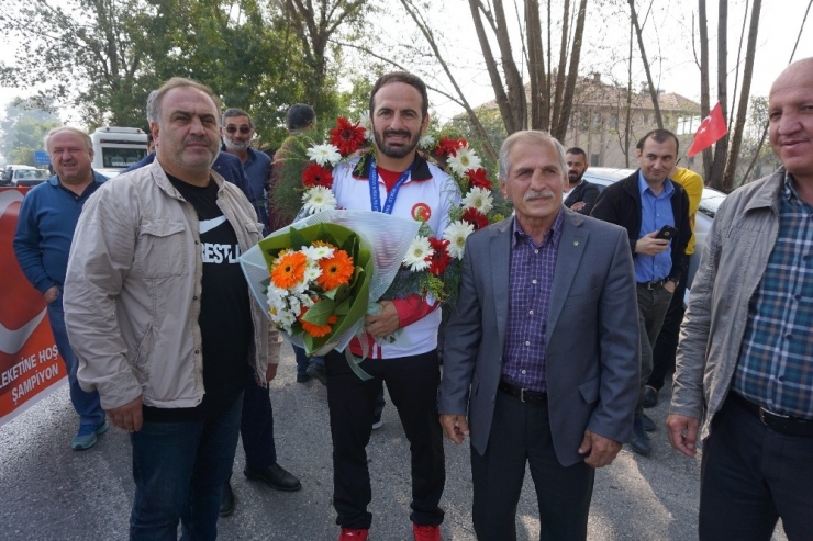 Dünya Şampiyonu’na Memleketinde Coşkulu Karşılama