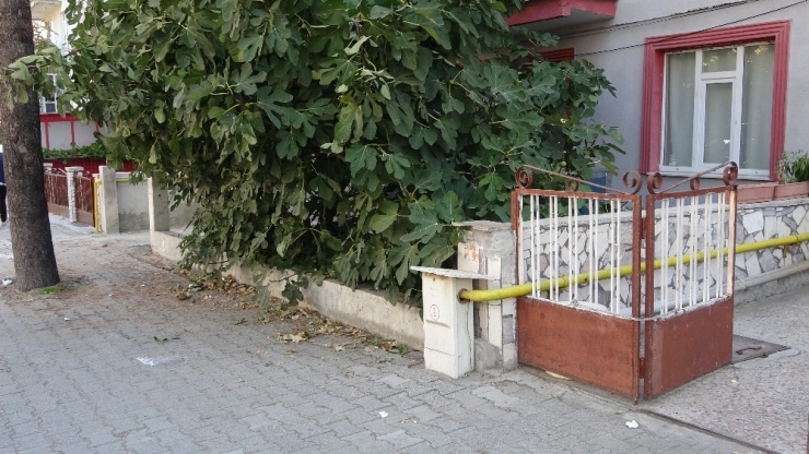 Isparta’da Düştüğü Apartman Bahçesinde Öldü