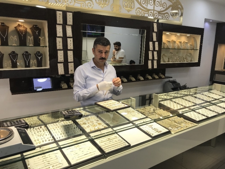 Yerde Bulduğu 13 Bin Dolar Bulunan Paketi ‘Sahibi Bulunsun’ Diyerek Dükkana Teslim Etti