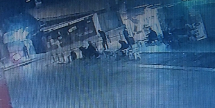 Bir Kişiyi Kafasından Bir Kişiyi Sırtından Vurdu