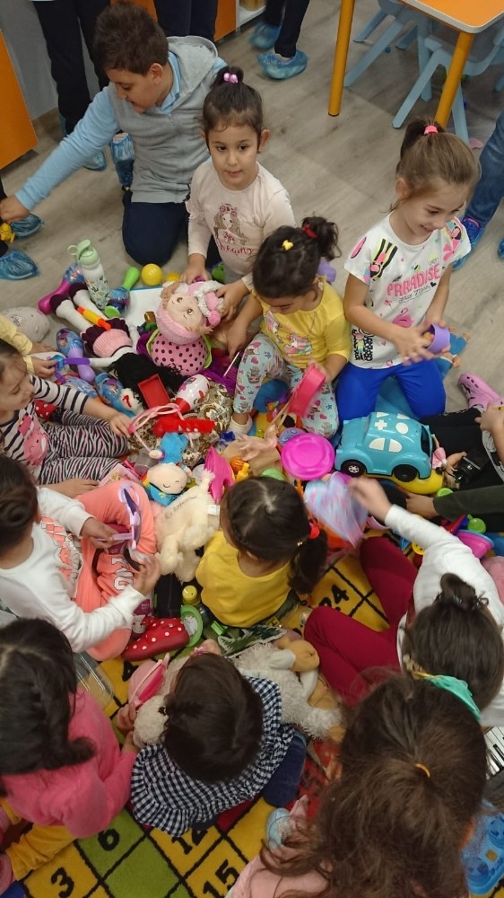 Oyuncaklarını Kardeşleri İle Paylaştılar