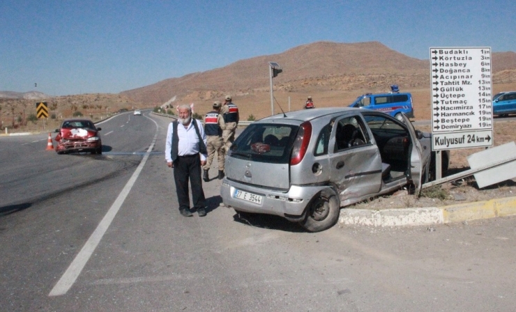 Sivas’ta 4 Kişinin Yaralandığı Kaza Anı Güvenlik Kamerasında
