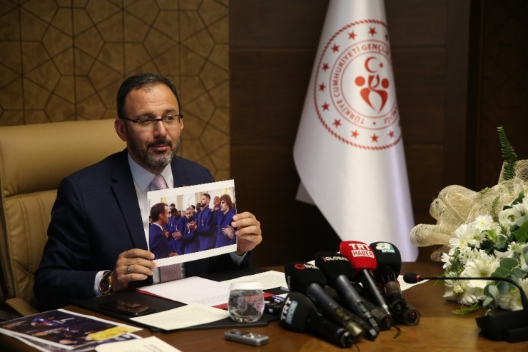 Bakan Kasapoğlu’ndan Fransız Bakana, Griezmann’ın Asker Selamı Fotoğrafı İle Gönderme