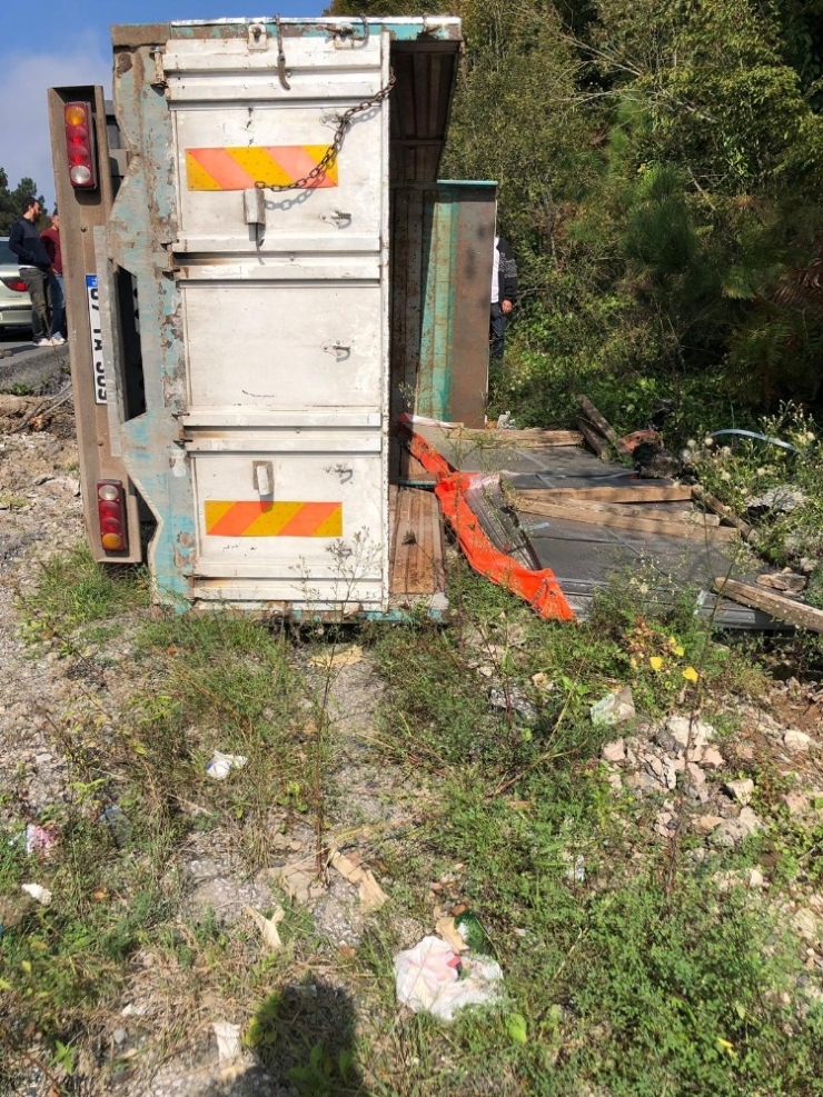 Elektrik Direğine Çarptı, Yan Yattı