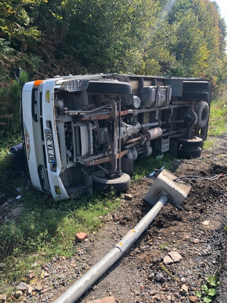 Elektrik Direğine Çarptı, Yan Yattı