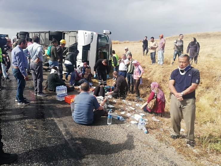 Malezyalı Turistleri Taşıyan Tur Otobüsü Devrildi: 1 Ölü 29 Yaralı