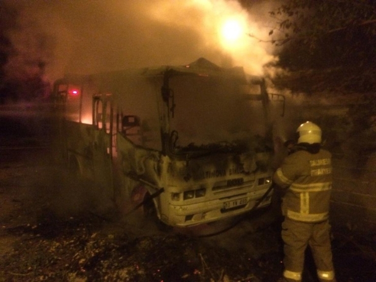 Park Halindeki Otobüs Yandı