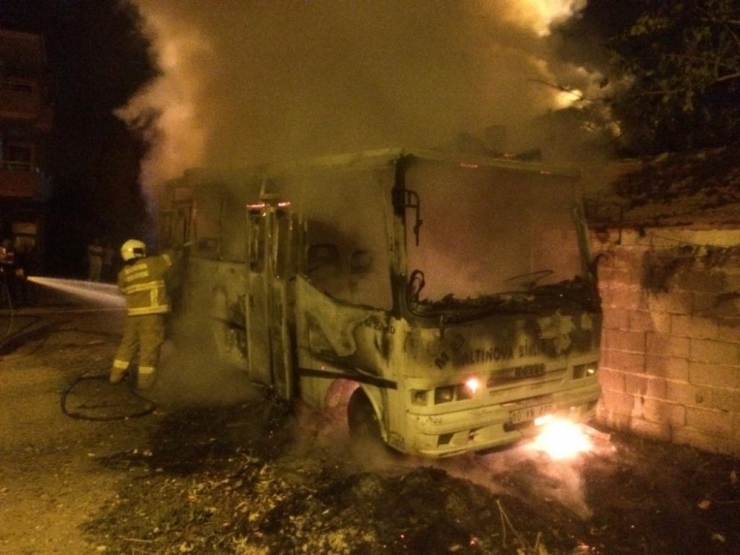 Park Halindeki Otobüs Yandı