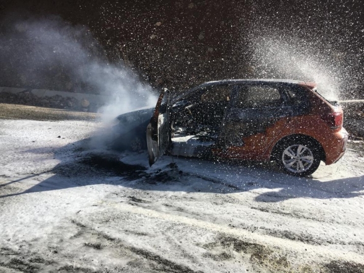 Seyir Halindeki Otomobil Alev Aldı