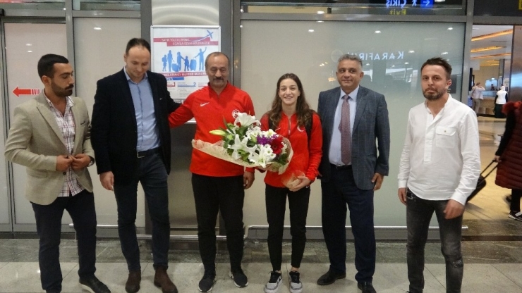 Dünya İkincisi Boksör Buse Naz Çakıroğlu’ndan Havalimanında Asker Selamı