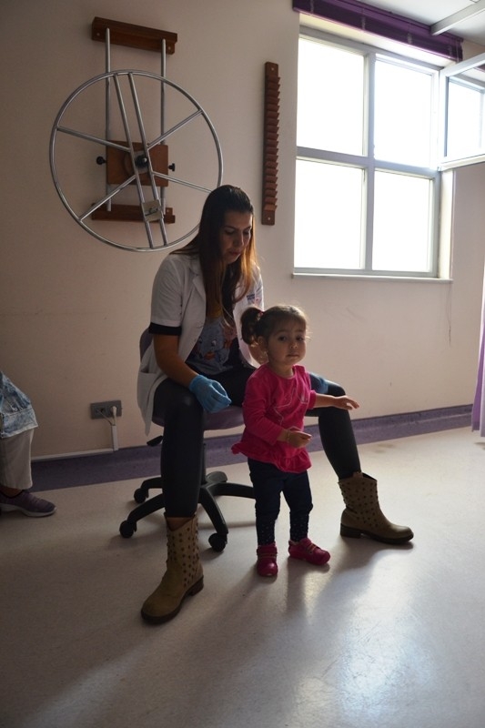 Açık Omurilik Ameliyatı Olan Çocuk, 43 Gün Sonra Yürümeye Başladı