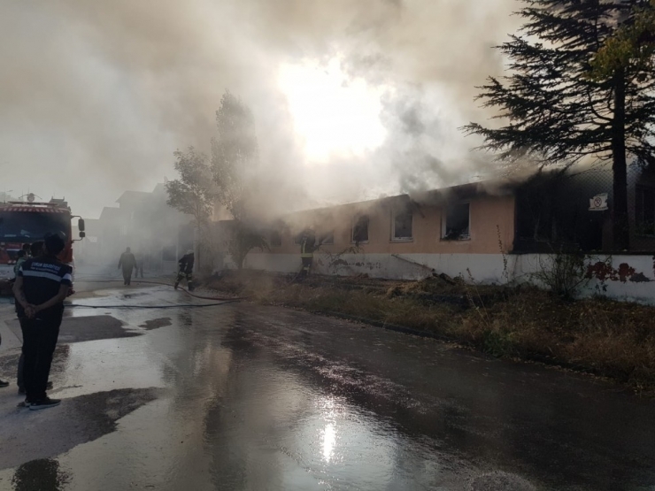 Lokantanın Mutfak Kısmında Çıkan Yangın Korkuttu