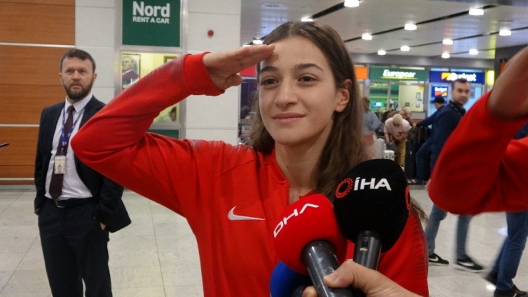 Dünya İkincisi Boksör Buse Naz Çakıroğlu’ndan Havalimanında Asker Selamı