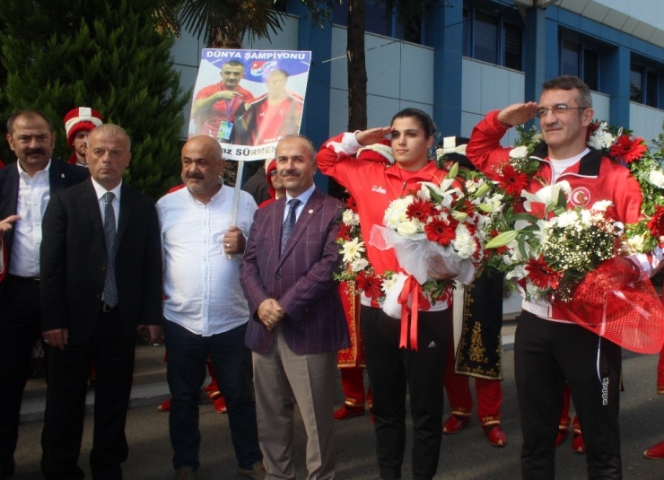 Dünya Şampiyonu Busenaz Sürmeneli Mehteranla Karşılandı