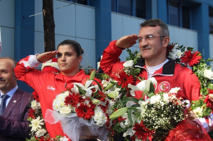 Dünya Şampiyonu Busenaz Sürmeneli Mehteranla Karşılandı