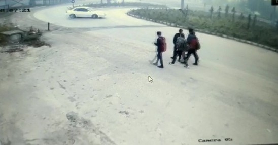 Düzce’de Kontrolden Çıkan Otomobil Öğrencilerin Arasına Daldı