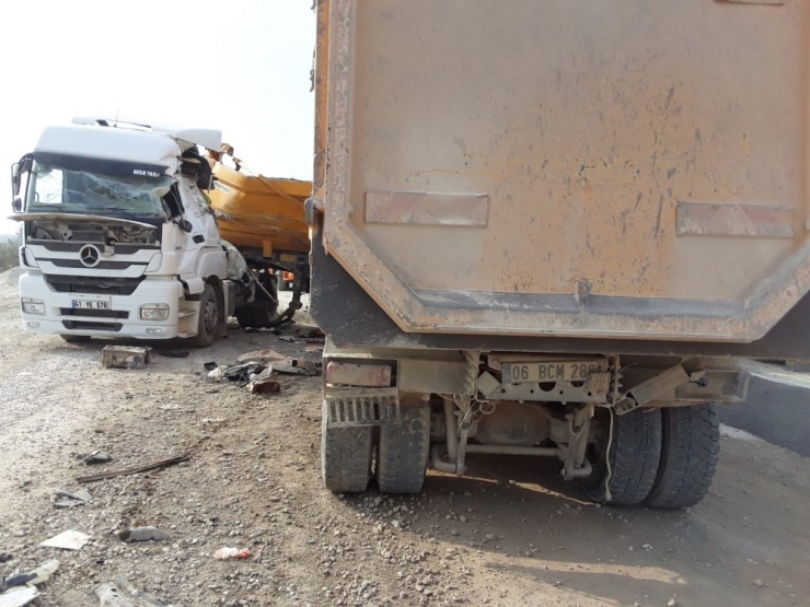 Kamyon Ve Tır Kafa Kafaya Çarpıştı: 1 Ölü, 1 Yaralı