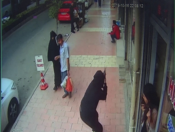 Kaldırımda Silahlı Saldırıya Uğradı, O Anlar Güvenlik Kameralarına Yansıdı