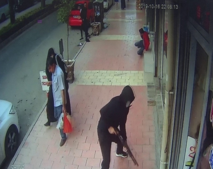 Kaldırımda Silahlı Saldırıya Uğradı, O Anlar Güvenlik Kameralarına Yansıdı