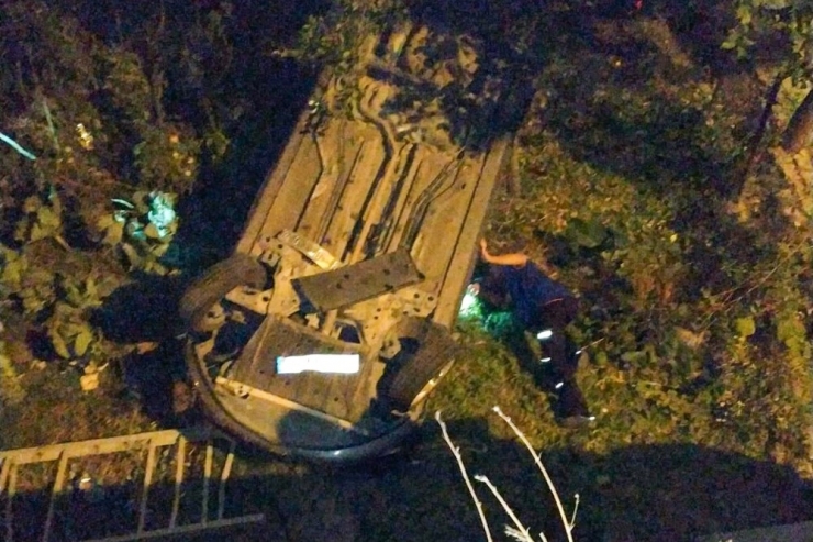 Köpekten Kaçan Otomobil Duvardan Aşağıya Düştü: 2 Yaralı