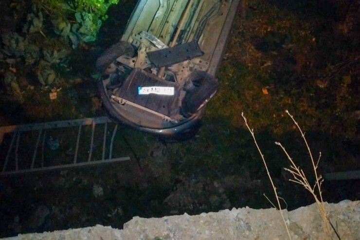 Köpekten Kaçan Otomobil Duvardan Aşağıya Düştü: 2 Yaralı