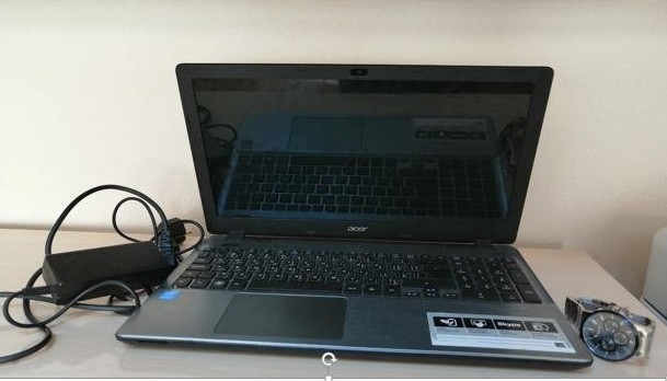 Dizüstü Bilgisayar Hırsızları Önce Kameralara Sonra Da Polise Yakalandı